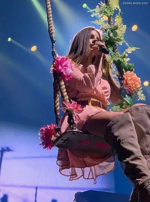 Lana Del Rey photo 19 of 559