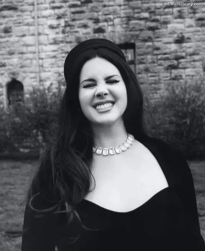 Lana Del Rey photo 1 of 559