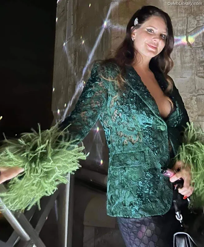 Lana Del Rey photo 3 of 559
