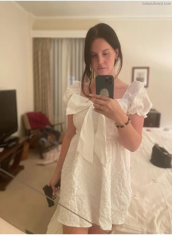 Lana Del Rey photo 15 of 559