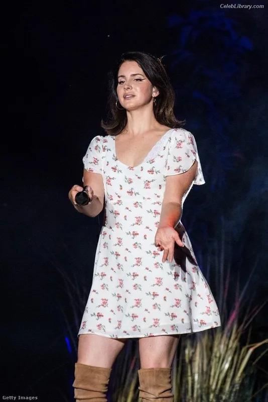 Lana Del Rey photo 17 of 559