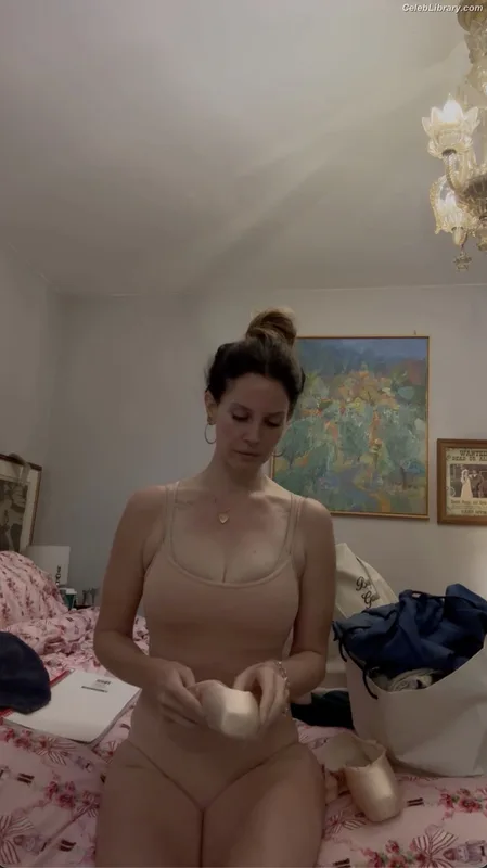 Lana Del Rey photo 7 of 559