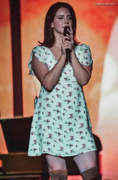 Lana Del Rey photo 10 of 559