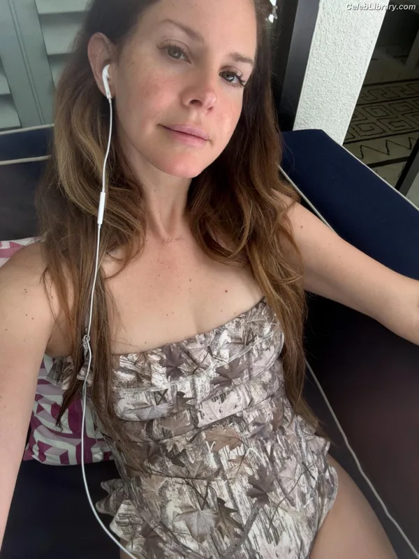 Lana Del Rey photo 15 of 559