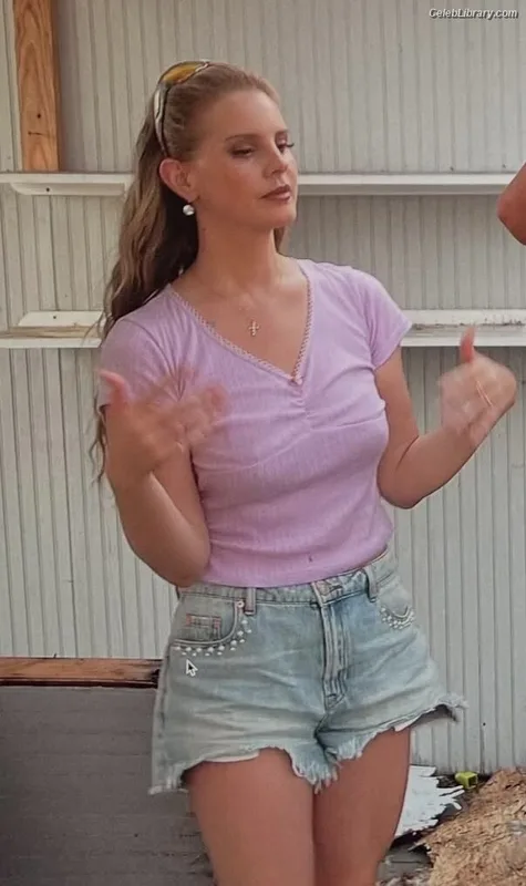 Lana Del Rey photo 1 of 559