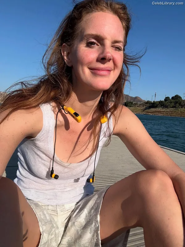 Lana Del Rey photo 2 of 559