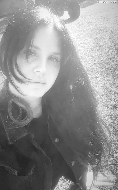 Lana Del Rey photo 7 of 559
