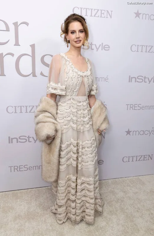 Lana Del Rey photo 7 of 559