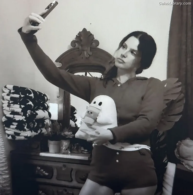 Lana Del Rey photo 13 of 559