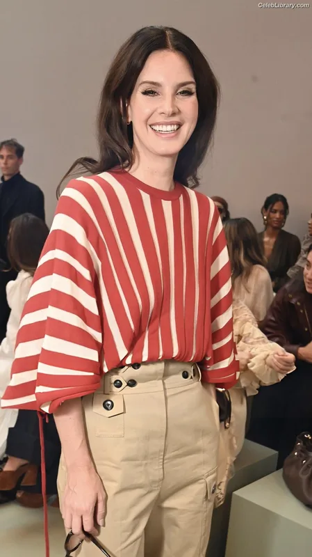 Lana Del Rey photo 3 of 559