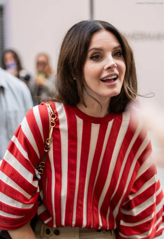 Lana Del Rey photo 7 of 559