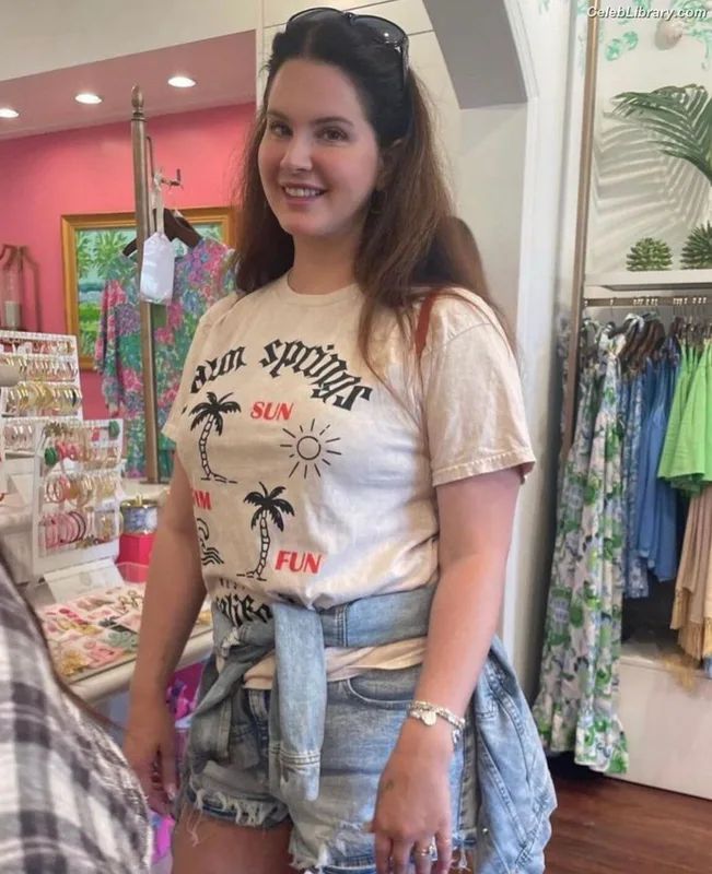Lana Del Rey photo 17 of 559