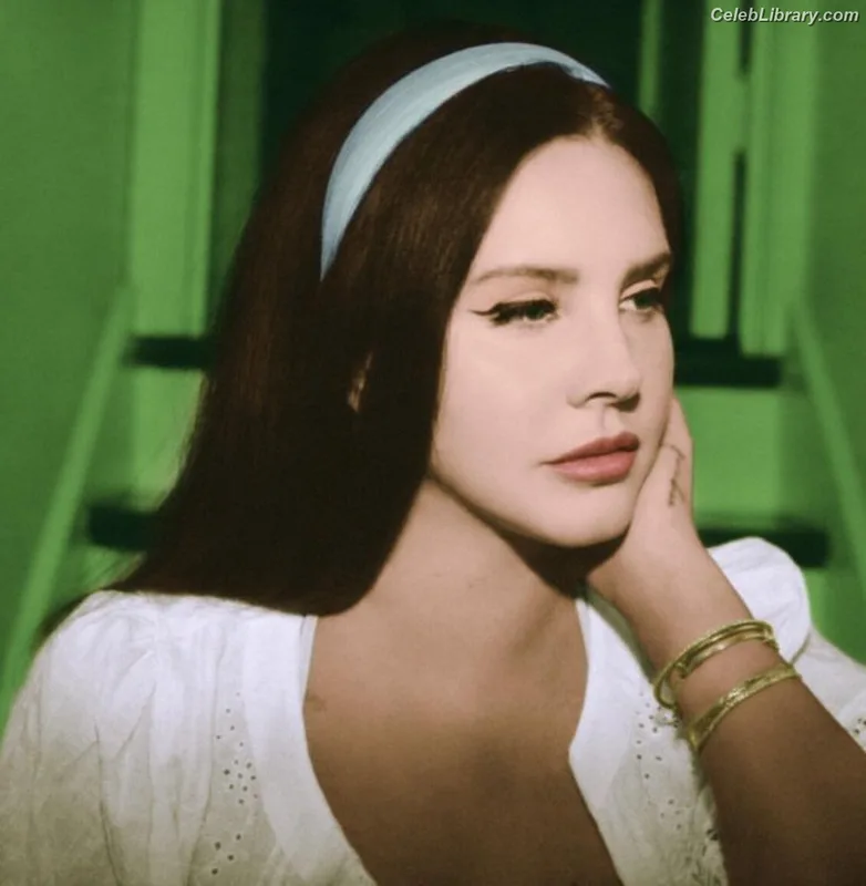 Lana Del Rey photo 3 of 559