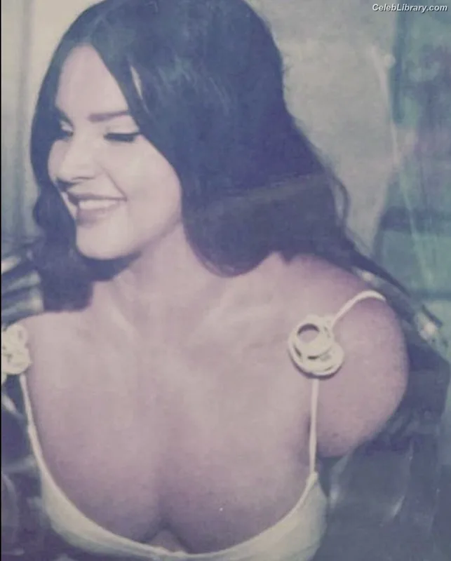 Lana Del Rey photo 6 of 559