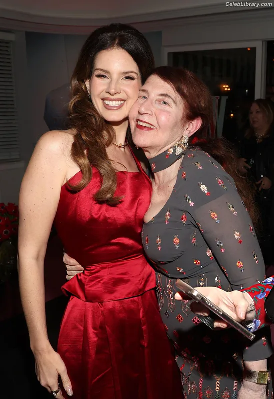 Lana Del Rey photo 1 of 559