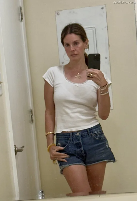 Lana Del Rey photo 8 of 559