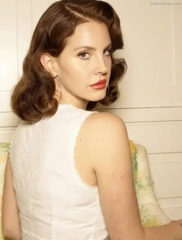 Lana Del Rey photo 10 of 559