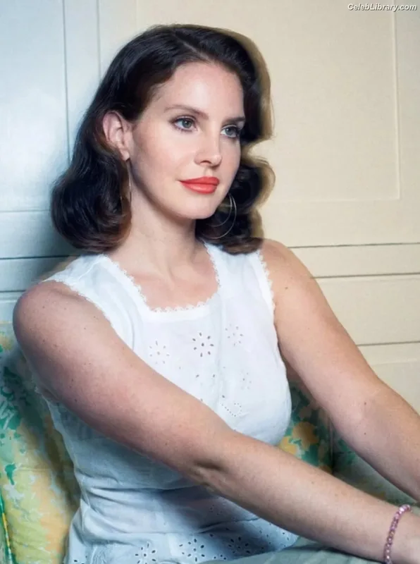 Lana Del Rey photo 11 of 559