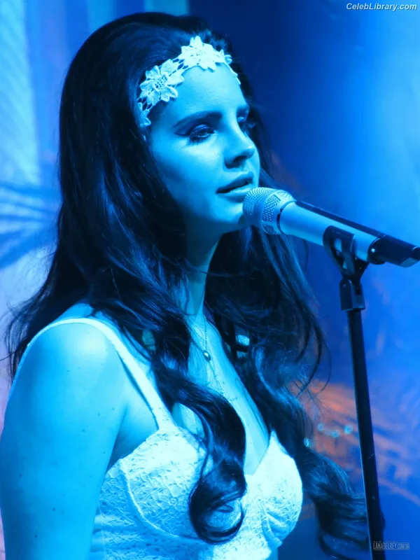 Lana Del Rey photo 10 of 559