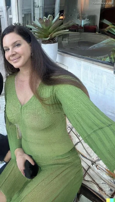 Lana Del Rey photo 3 of 559