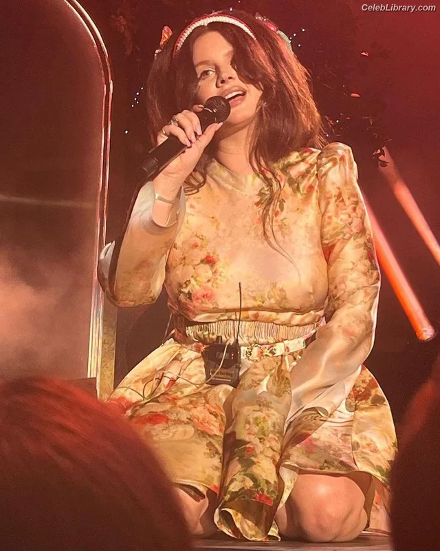Lana Del Rey photo 6 of 559