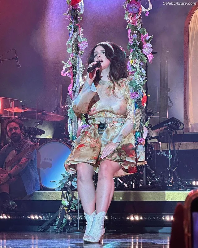 Lana Del Rey photo 7 of 559