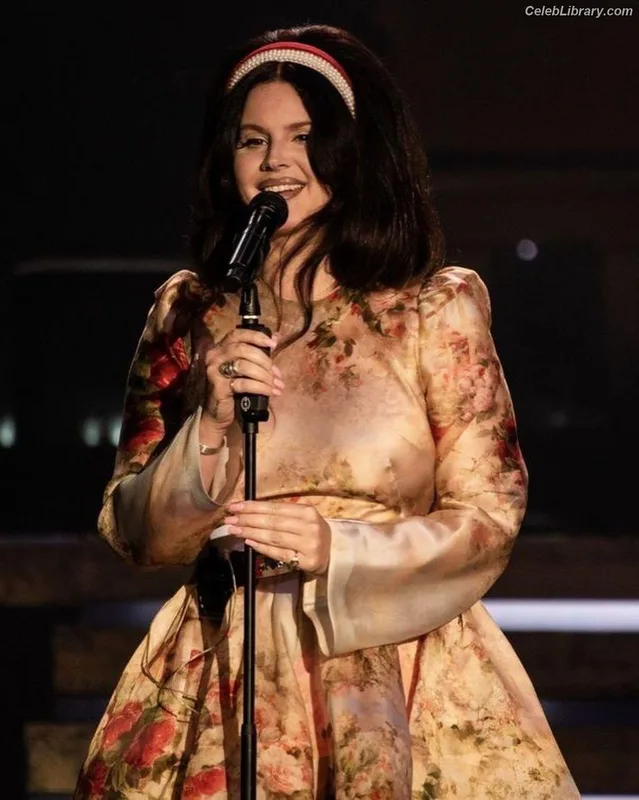 Lana Del Rey photo 8 of 559