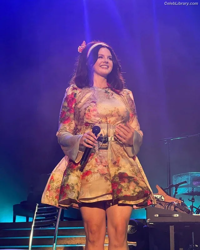 Lana Del Rey photo 9 of 559