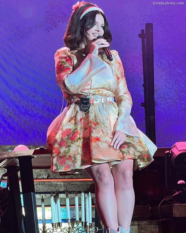 Lana Del Rey photo 10 of 559