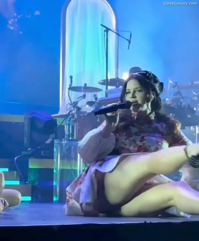 Lana Del Rey photo 17 of 559