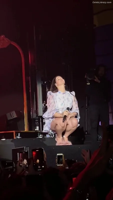 Lana Del Rey photo 3 of 559