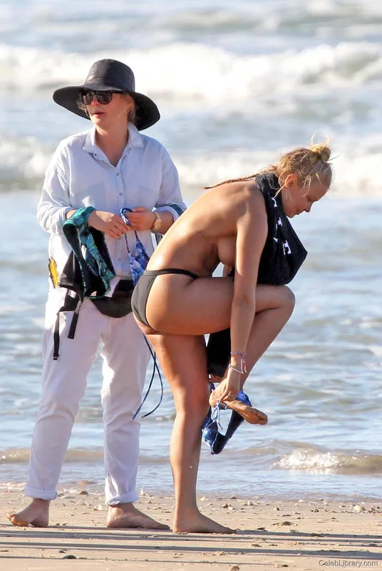 Lara Bingle photo 21 of 35