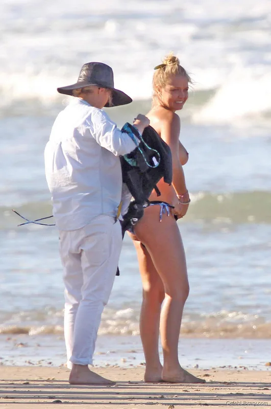 Lara Bingle photo 22 of 35