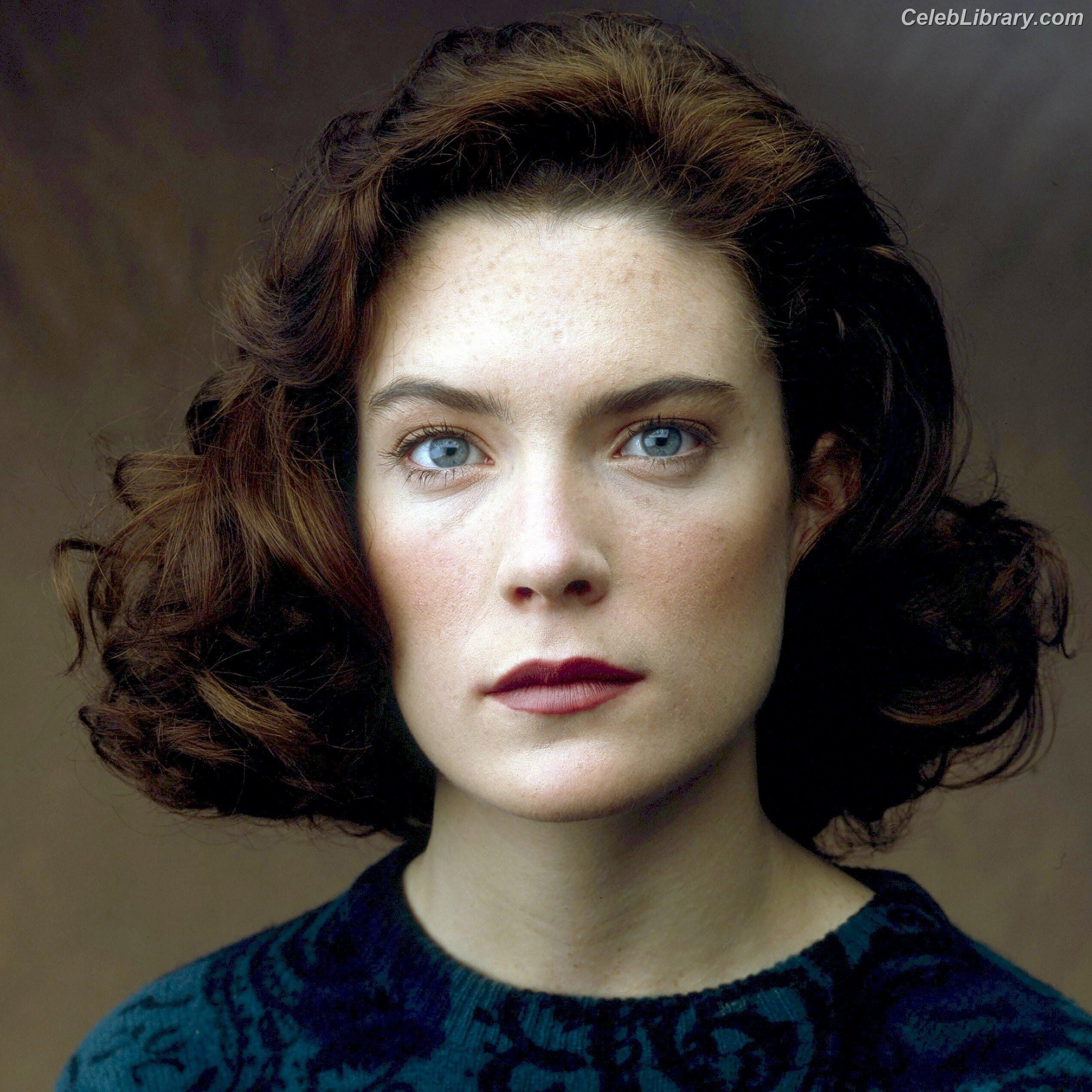 Lara Flynn Boyle photo 4 of 29