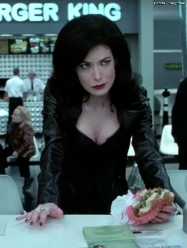 Lara Flynn Boyle photo 9 of 29