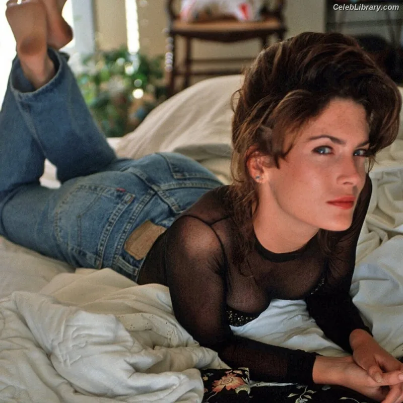 Lara Flynn Boyle photo 12 of 29