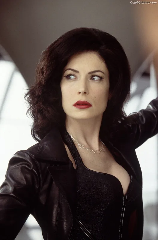 Lara Flynn Boyle photo 13 of 29