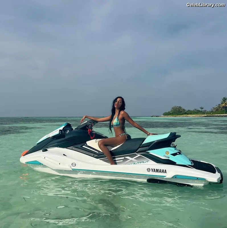 LARA RAJ lararajj (KATSEYE) photo 9 of 360