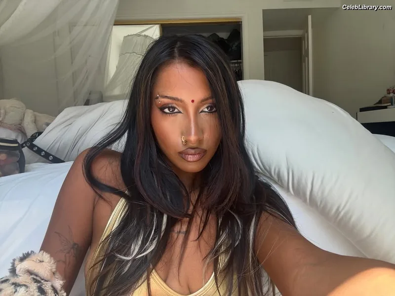 LARA RAJ lararajj (KATSEYE) photo 1 of 360