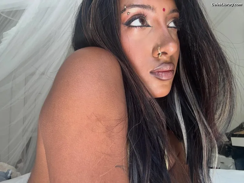 LARA RAJ lararajj (KATSEYE) photo 6 of 360