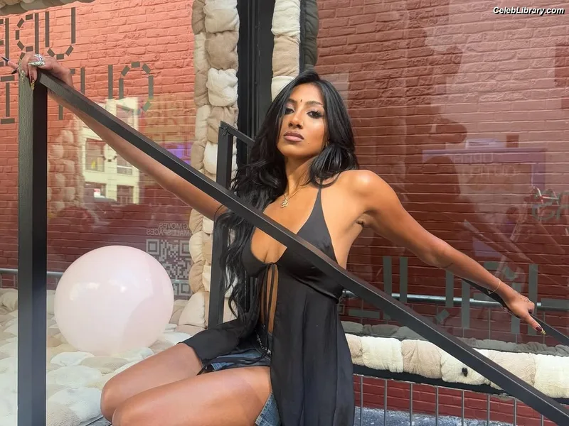 LARA RAJ lararajj (KATSEYE) photo 2 of 360