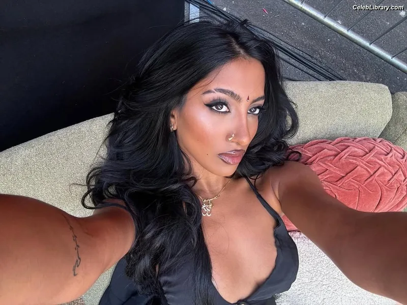 LARA RAJ lararajj (KATSEYE) photo 3 of 360