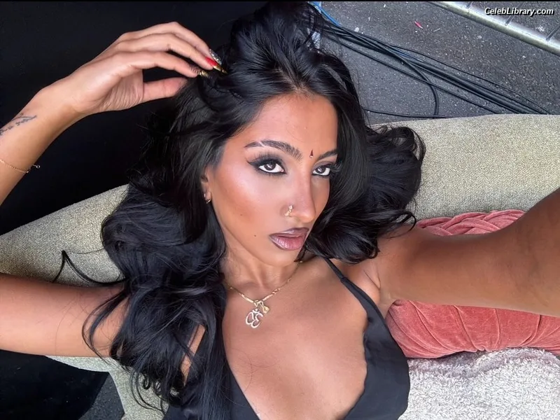 LARA RAJ lararajj (KATSEYE) photo 9 of 360