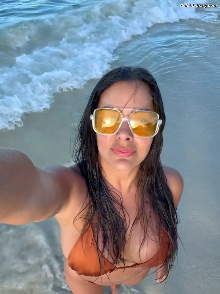 Larissa Riquelme photo 18 of 540