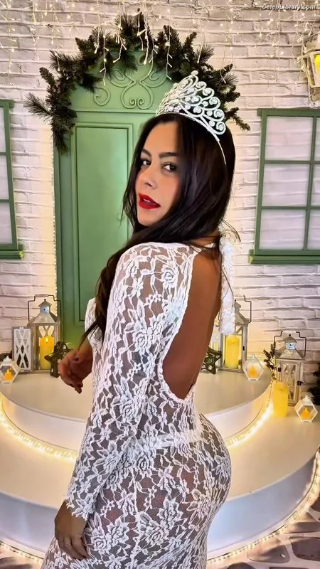 Larissa Riquelme photo 4 of 541