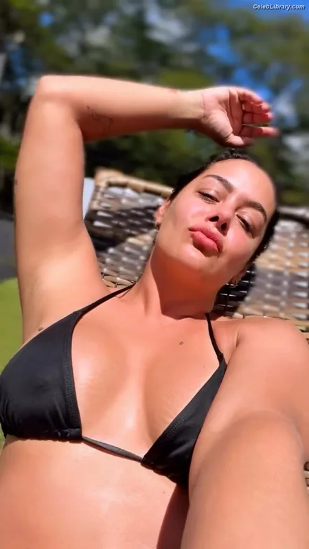 Larissa Riquelme photo 3 of 541