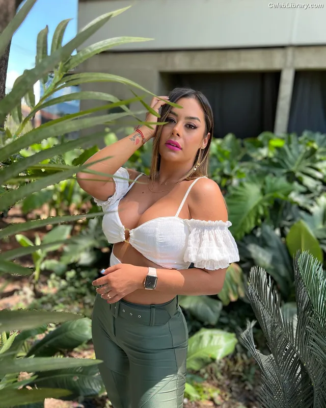 Larissa Riquelme photo 3 of 541
