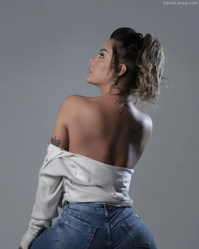 Larissa Riquelme photo 16 of 541