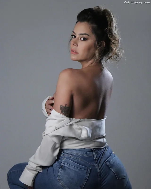 Larissa Riquelme photo 22 of 541