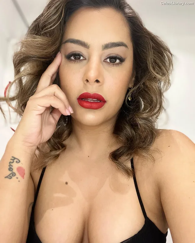 Larissa Riquelme photo 22 of 541